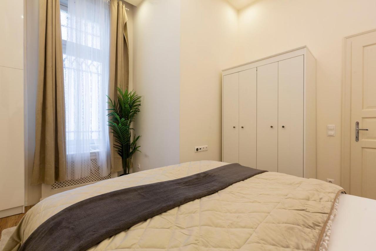 Luxurious Central Apartment In Liszt Ferenc Square ブダペスト エクステリア 写真